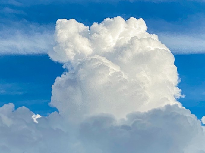 Clouds ip11_Pro_6mm_318percent Digital zoom